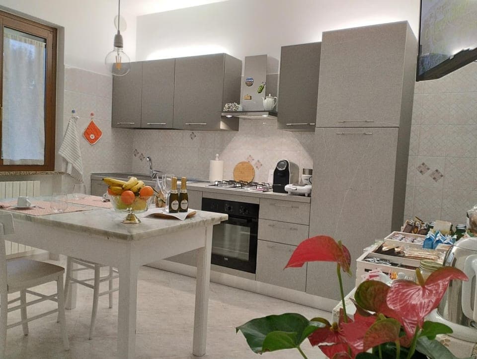 Kitchen or kitchenette, Food and drinks, Dining area, Food, minibar, pet friendly, stove, toaster