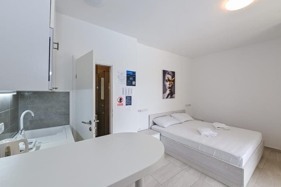 Bed, Kitchen or kitchenette, Photo of the whole room, Bedroom, towels