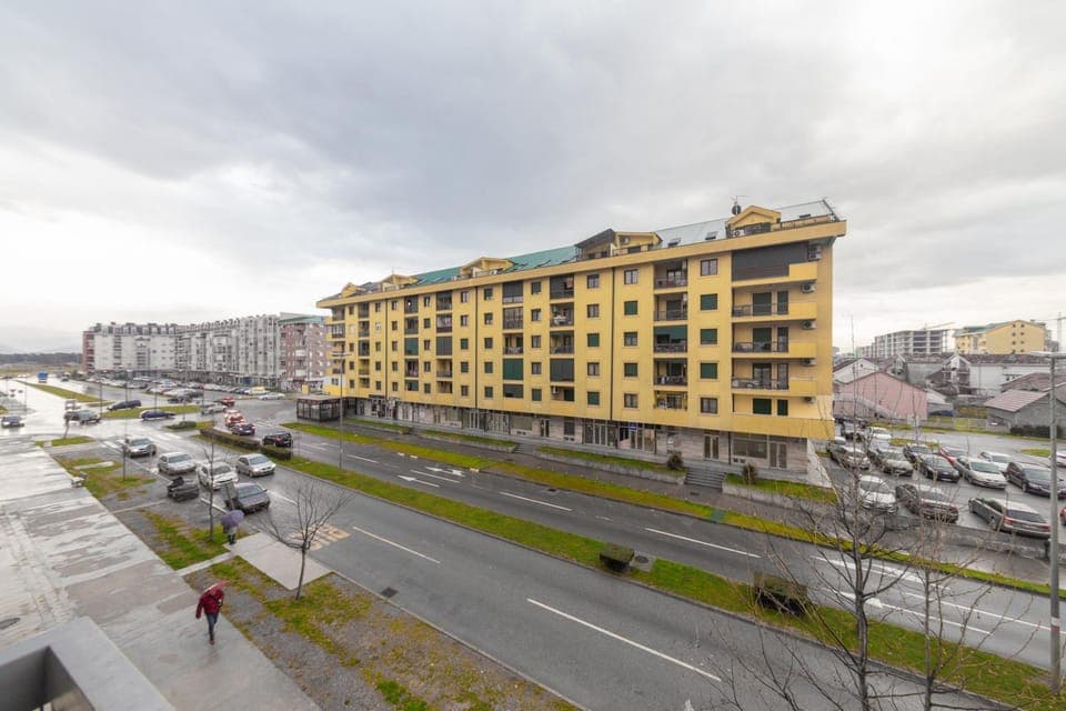 Property building, Day, Neighbourhood, Street view, Location, Parking