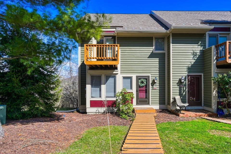 Lakeside & Slopeside House in McHenry