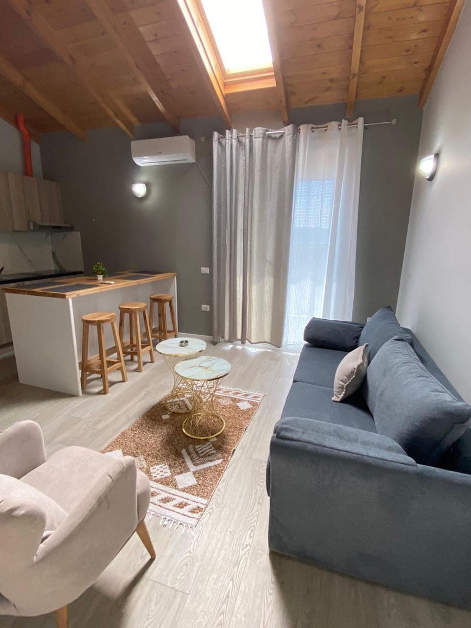 Kitchen or kitchenette, Living room, Seating area, Dining area