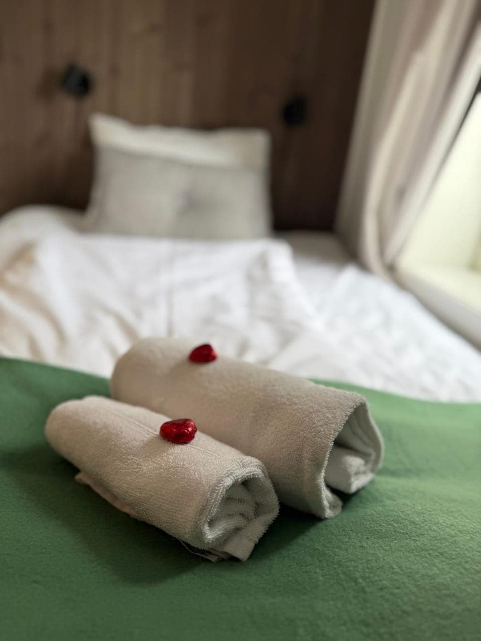 Bed, Bedroom, towels