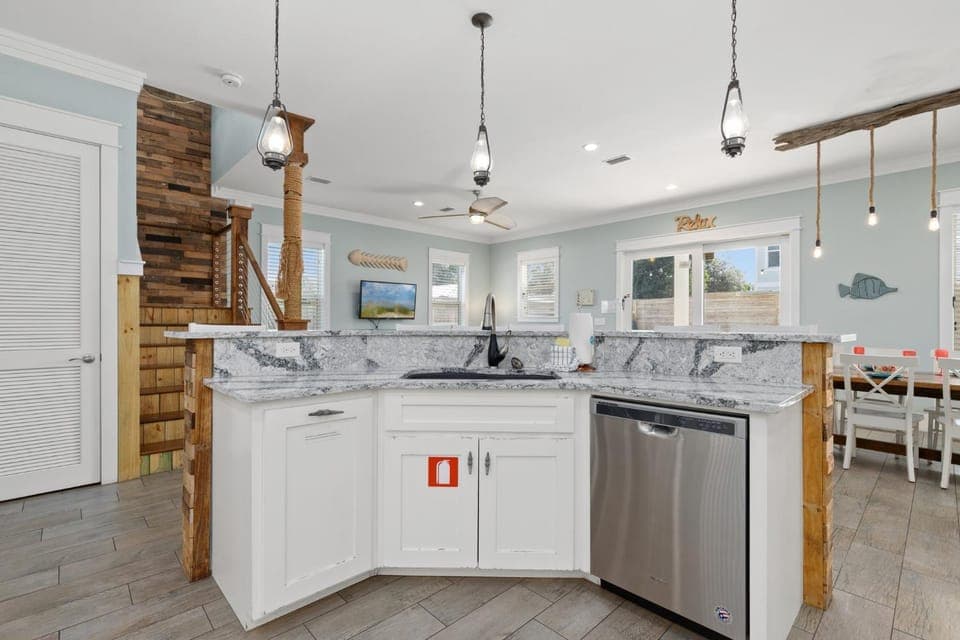 Three Master Bedrooms! Easy Beach Access! Gulf Views House in Sunnyside
