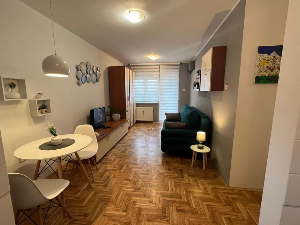 TV and multimedia, Living room, Seating area, Dining area