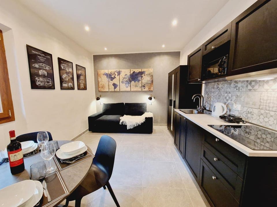 TV and multimedia, Kitchen or kitchenette, Living room, Seating area, Dining area