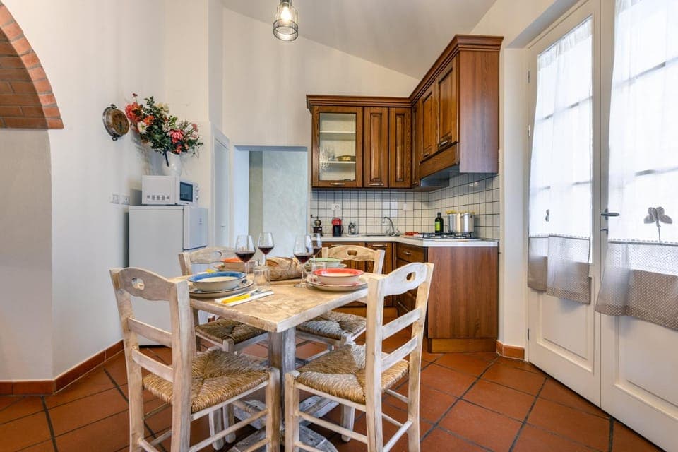 Kitchen or kitchenette, Food and drinks, Dining area, Food, stove