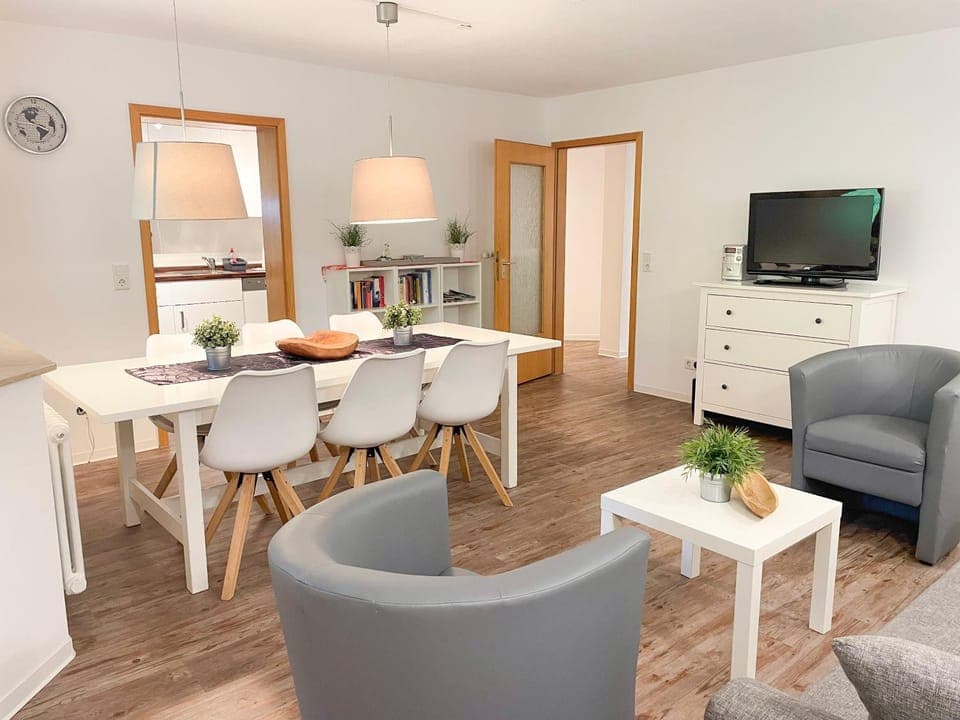 TV and multimedia, Living room, Seating area, Dining area