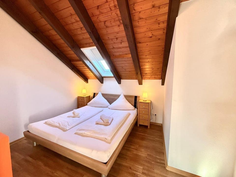 Bedroom, towels, towels