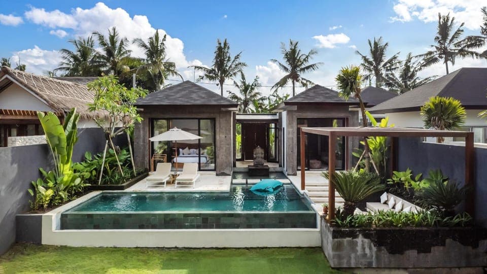 Property building, Pool view, Swimming pool, internet, sunbed