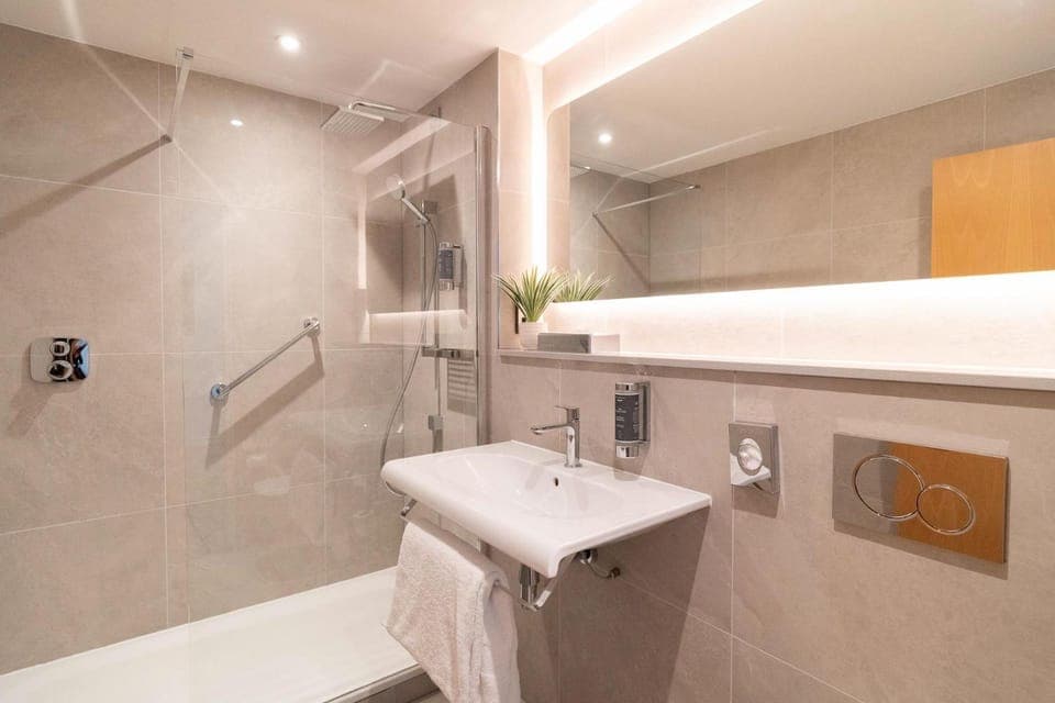 Shower, Toilet, Bathroom, towels