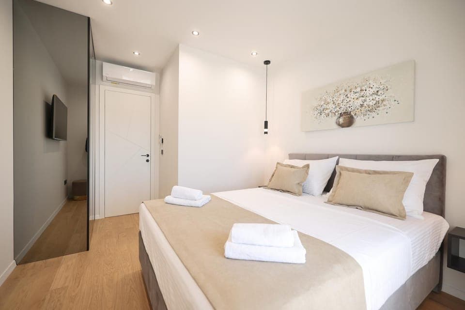 Bed, Bedroom, towels, wardrobe