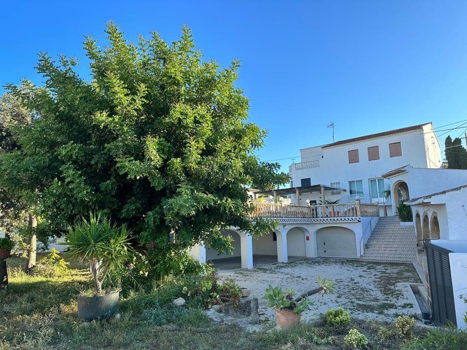 Property building, Garden view