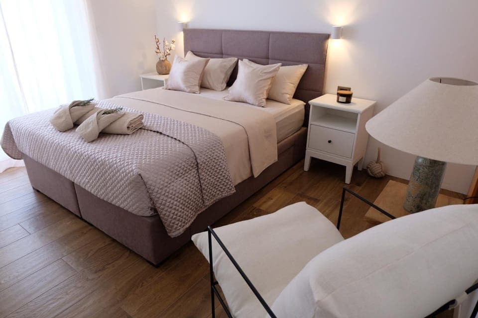 Bed, Photo of the whole room, Bedroom, hair dresser, towels