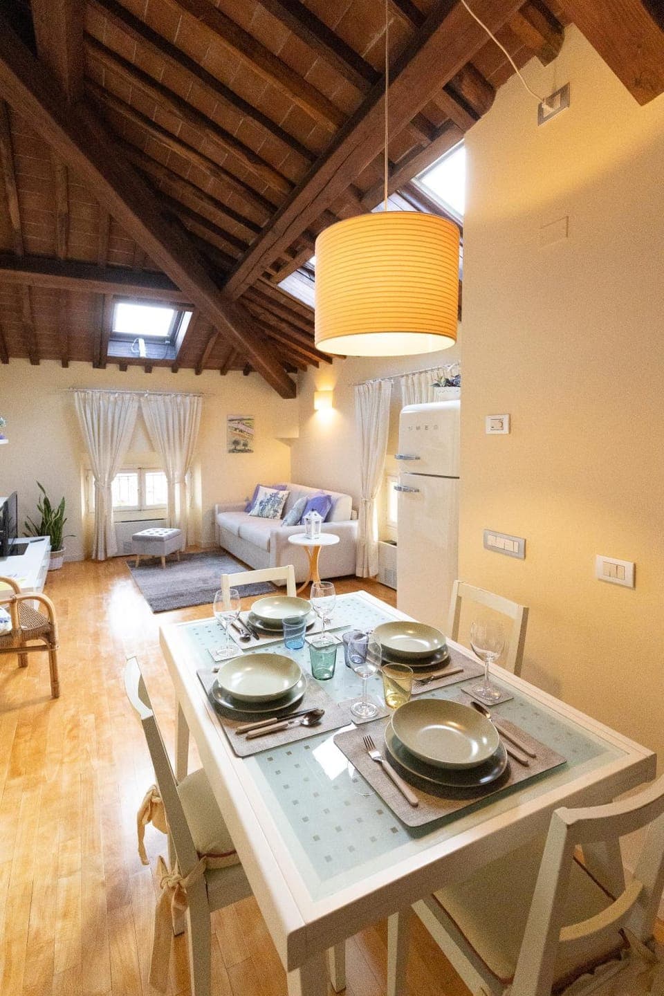 Kitchen or kitchenette, Seating area, Dining area