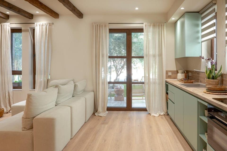 Kitchen or kitchenette, Seating area