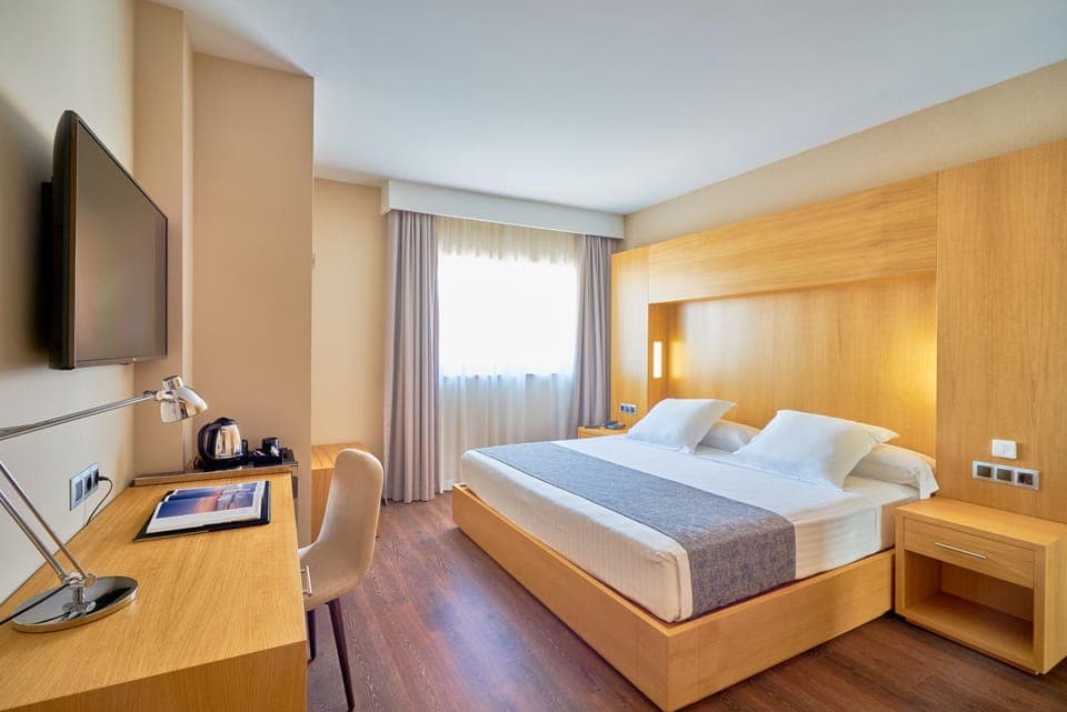 Off site, Coffee/tea facilities, Living room, City view, internet, minibar, safe