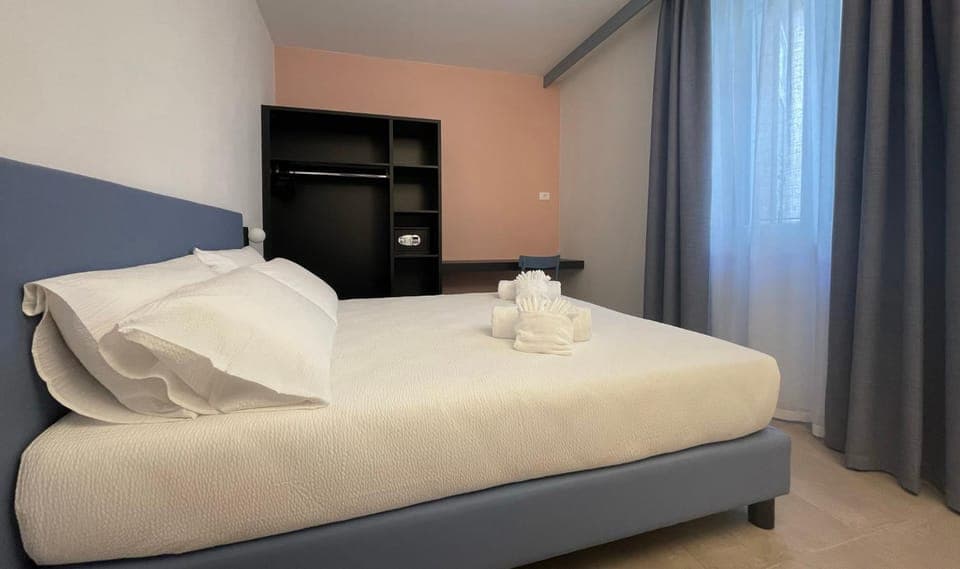 Bed, Bedroom, towels