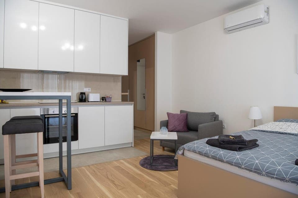 Bed, Kitchen or kitchenette, Photo of the whole room, Dining area, air conditioner