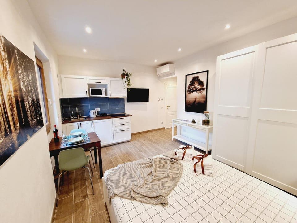 Bed, Living room, Seating area, Dining area, Bedroom