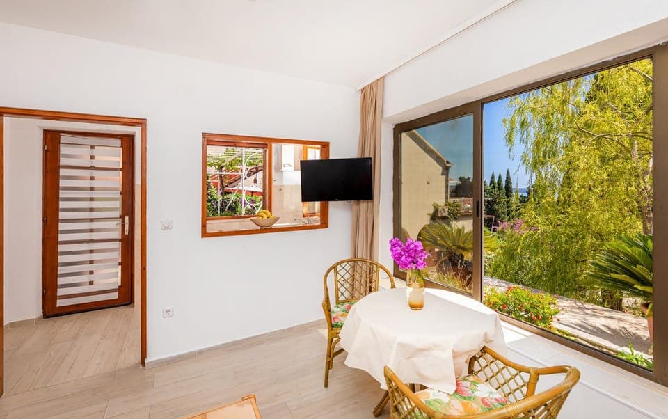 Garden, TV and multimedia, View (from property/room), Living room, Seating area