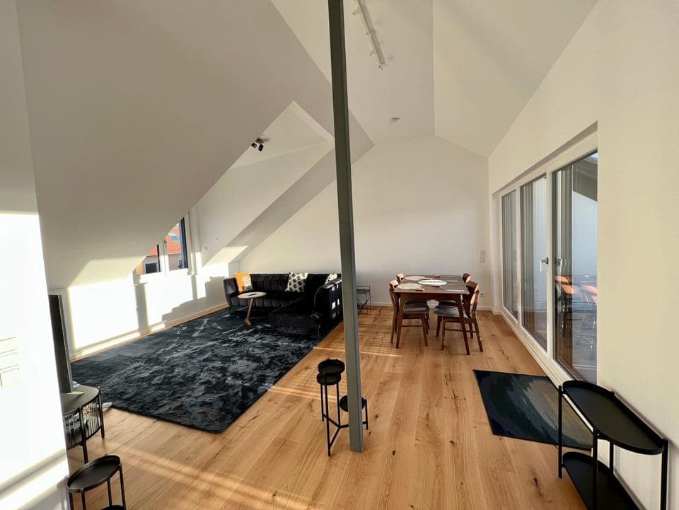 TV and multimedia, Living room, Photo of the whole room, Seating area, Dining area