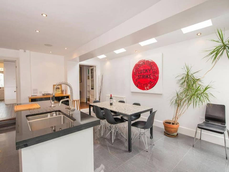 Kitchen or kitchenette, Seating area, Dining area