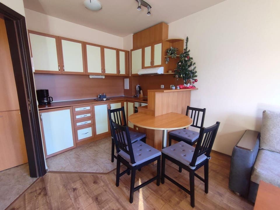 Kitchen or kitchenette, Dining area, oven, pet friendly, stove