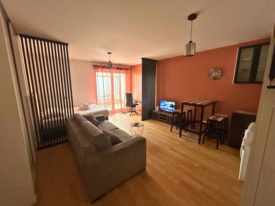 Bed, TV and multimedia, Seating area