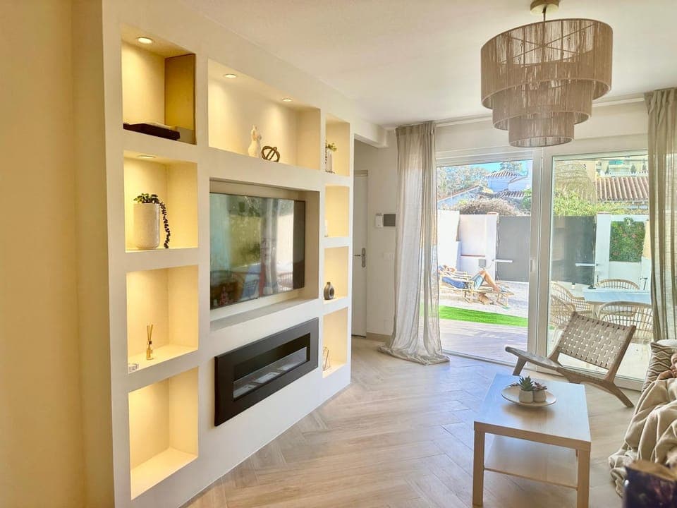 Communal lounge/ TV room, Living room