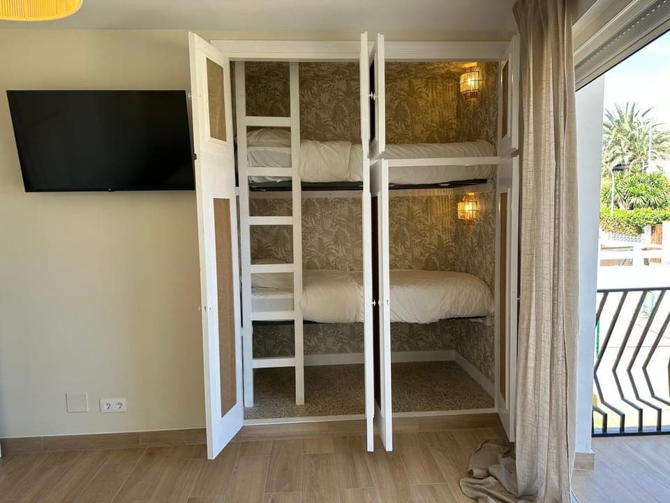 Bedroom, bunk bed