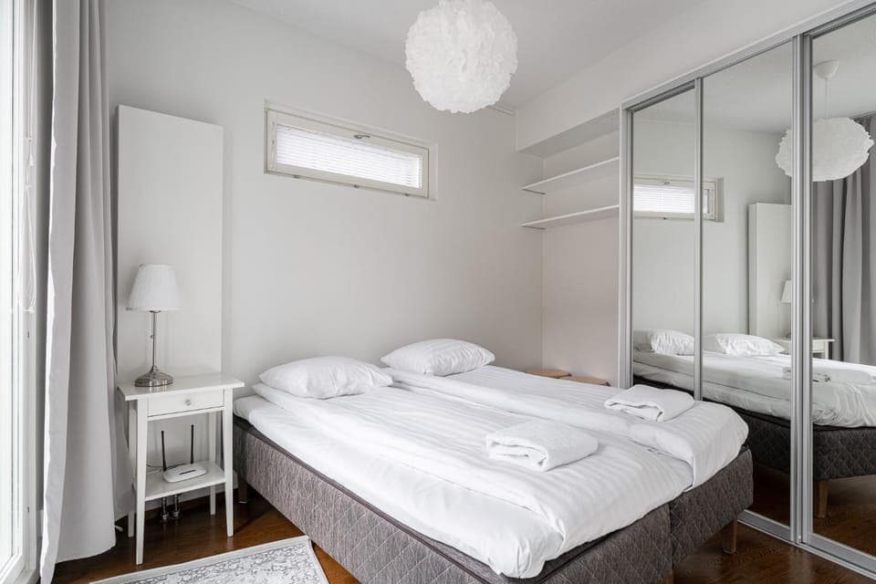 Bed, Bedroom, towels