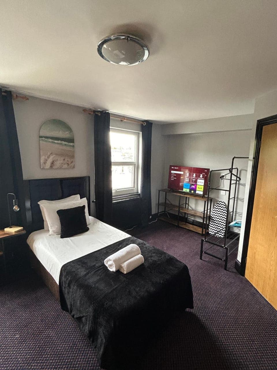 Bed, TV and multimedia, Photo of the whole room, Bedroom, towels