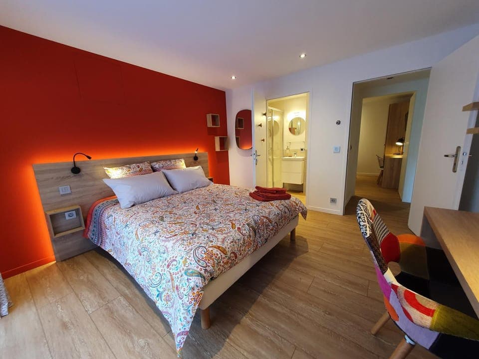 Toilet, Bed, TV and multimedia, Seating area, Bedroom, wardrobe