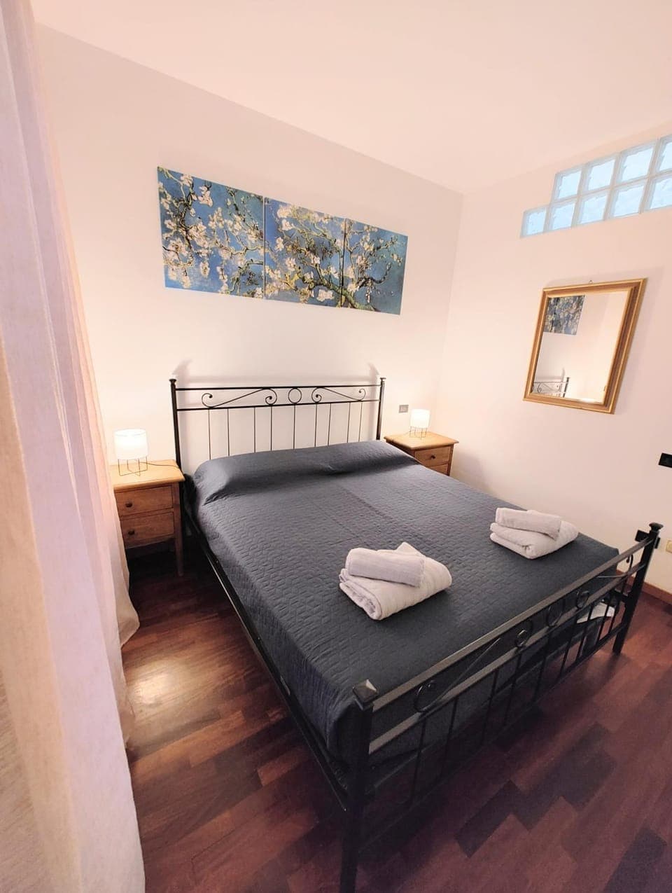 Bed, Bedroom, towels