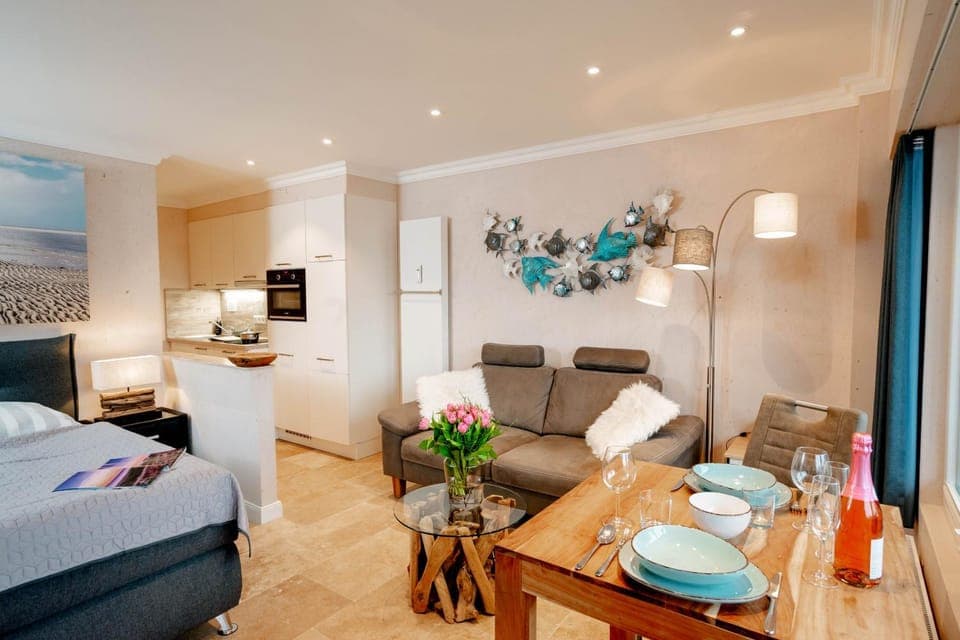 Bed, Living room, Photo of the whole room, Seating area, Dining area