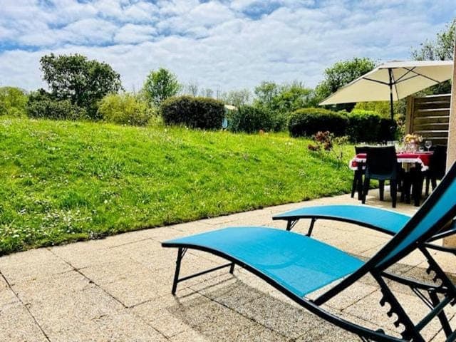 Patio, Day, Natural landscape, Garden, Garden view, group of guests, sunbed