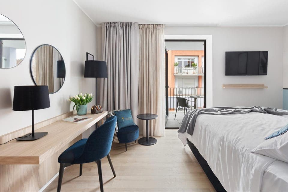Bed, TV and multimedia, Photo of the whole room, Seating area, Bedroom, hair dresser