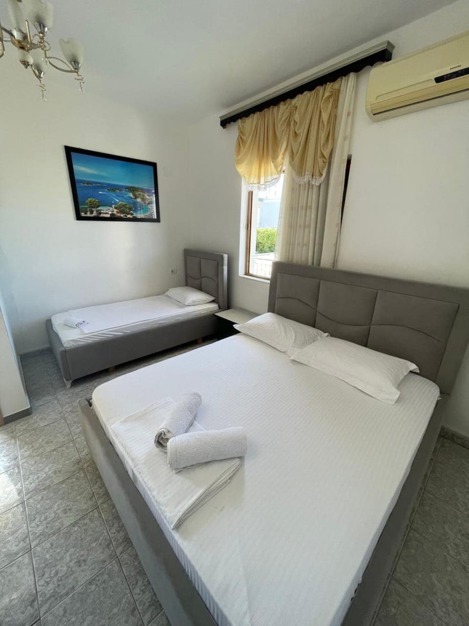 Bed, TV and multimedia, Photo of the whole room, Bedroom, towels, air conditioner
