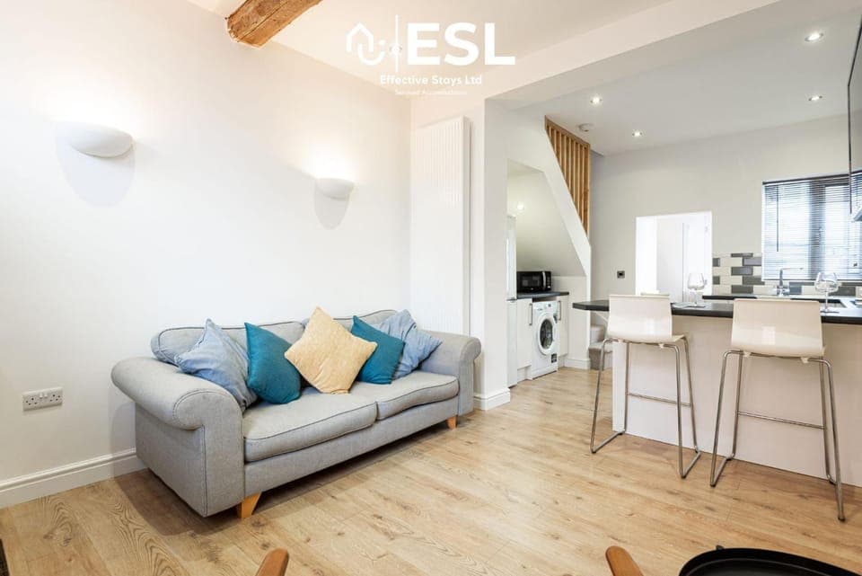 Kitchen or kitchenette, Living room, Seating area, Dining area