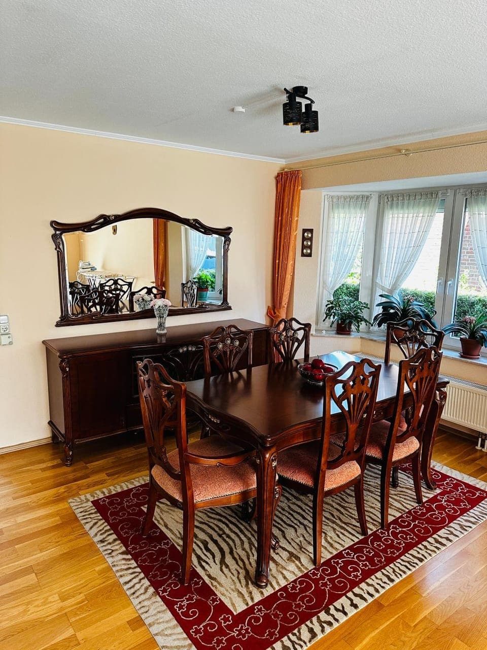 Living room, Seating area, Dining area