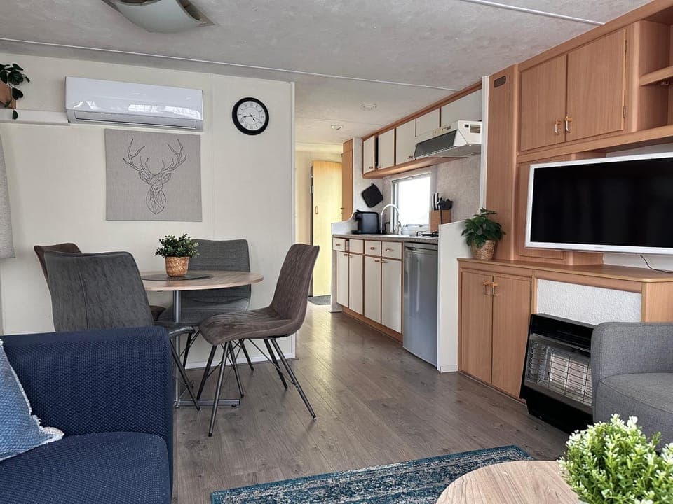 Kitchen or kitchenette, Dining area, air conditioner