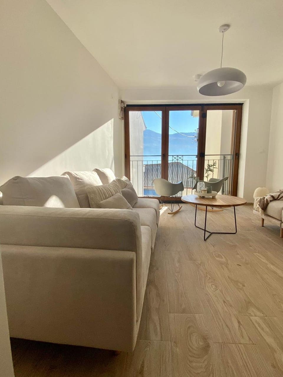 Bed, Natural landscape, Living room, Photo of the whole room, Seating area, Bedroom