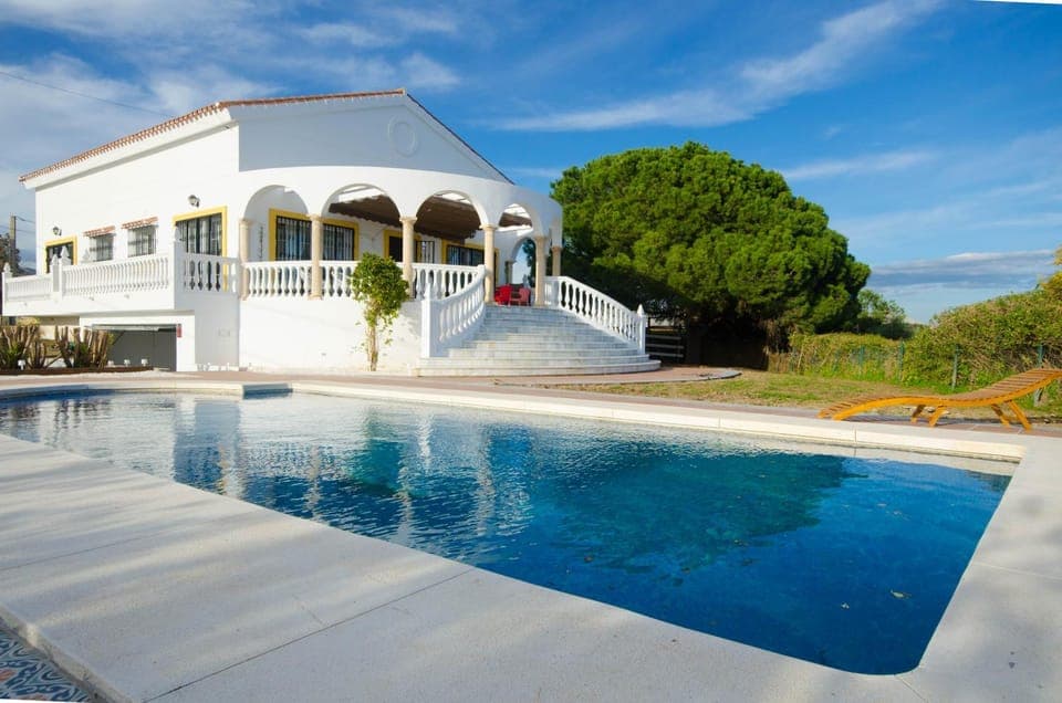 Property building, Garden, Swimming pool