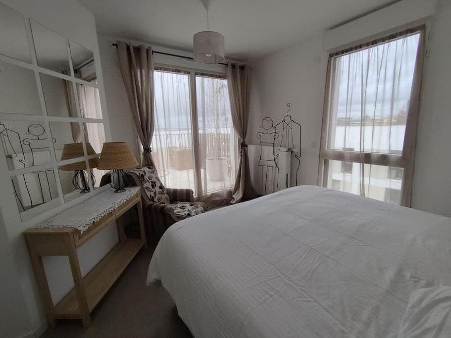 Bed, Photo of the whole room, Bedroom