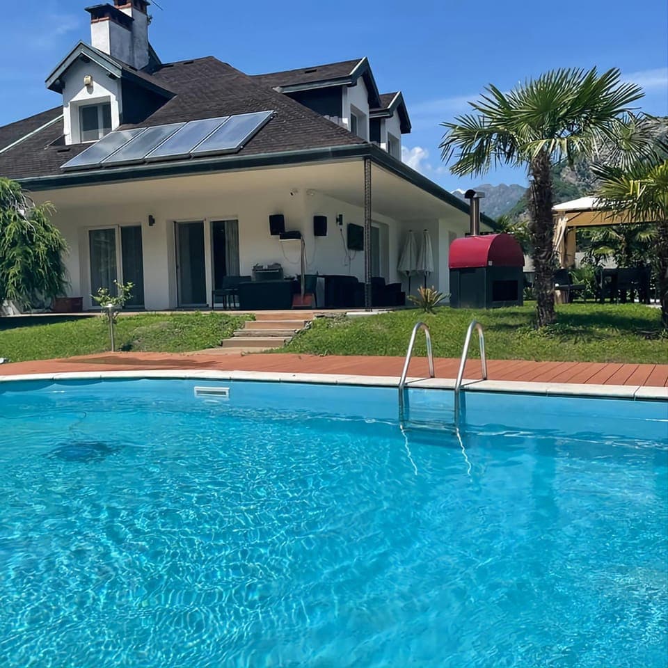 Property building, Garden, Garden view, Pool view, Swimming pool