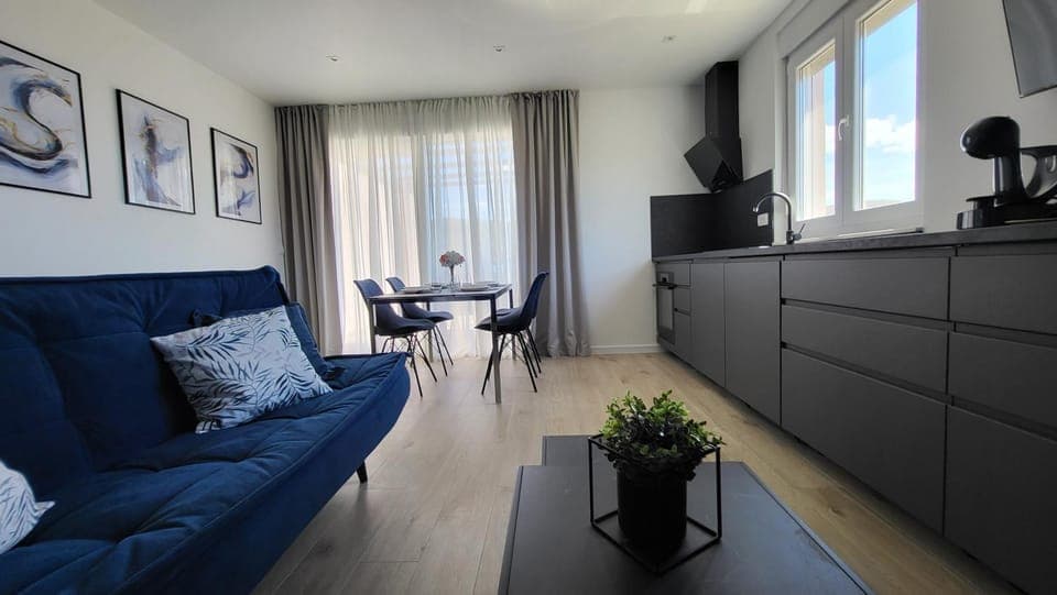 TV and multimedia, Living room, Seating area, Dining area, stove, kitchen