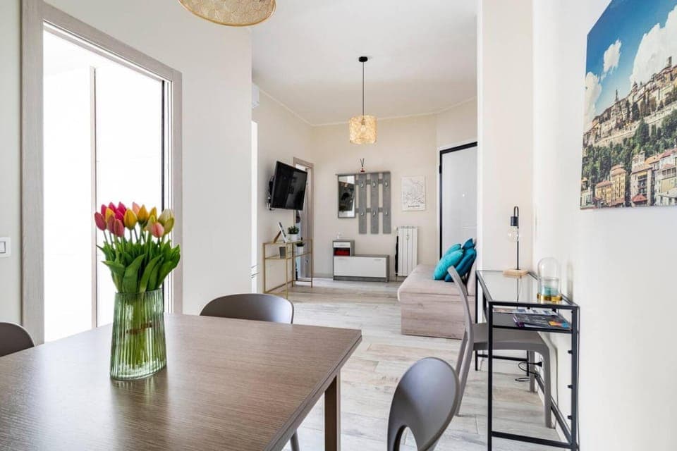 Communal lounge/ TV room, TV and multimedia, Living room, Seating area, Dining area, Evening entertainment