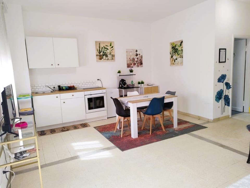 Coffee/tea facilities, Kitchen or kitchenette, Living room, Lunch, minibar, stove