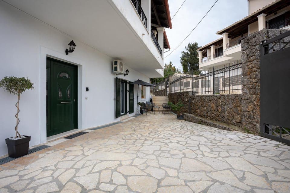 Property building, Patio, Day, Neighbourhood, Street view, Parking