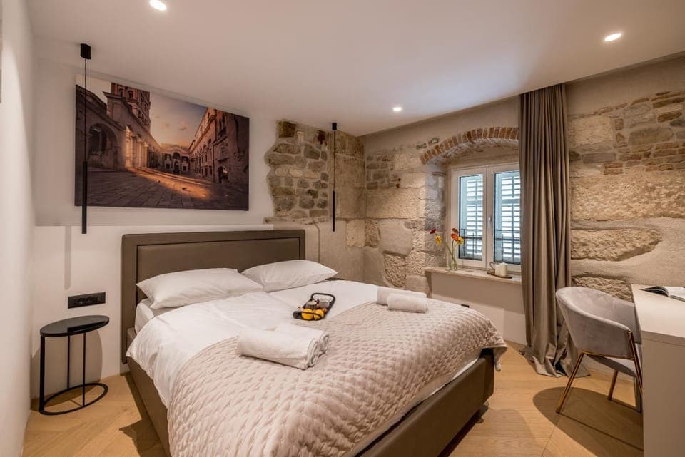 Bed, Photo of the whole room, Bedroom, towels